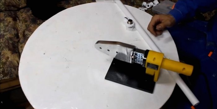 Sammenleggbart arbeidsbord laget av PVC-rør