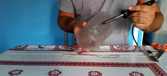 Smeták vyrobený z plastových lahví