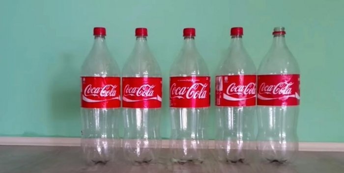 Slota izgatavota no plastmasas pudelēm