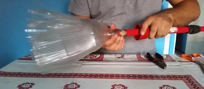 Metla vyrobená z plastových fliaš