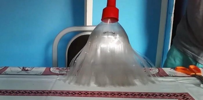 Metla vyrobená z plastových fliaš
