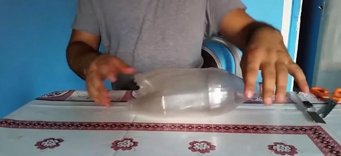 Escoba hecha con botellas de plástico.