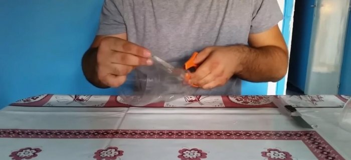 Smeták vyrobený z plastových lahví