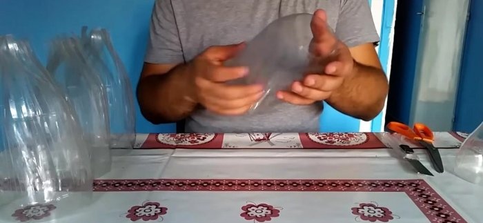 Scopa realizzata con bottiglie di plastica