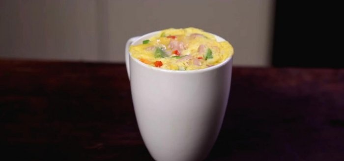 How to cook an omelet in a mug