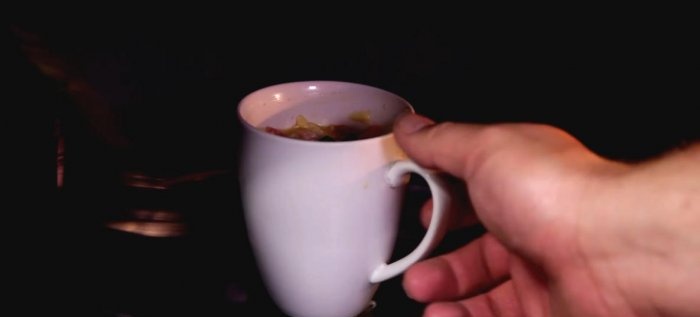 Wie man ein Omelett in einer Tasse kocht