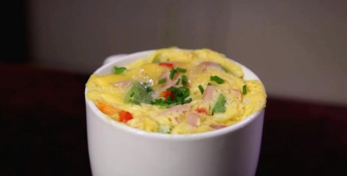 Sådan tilberedes en omelet i et krus