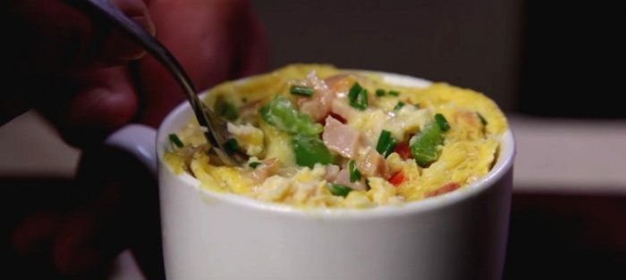 How to cook an omelet in a mug