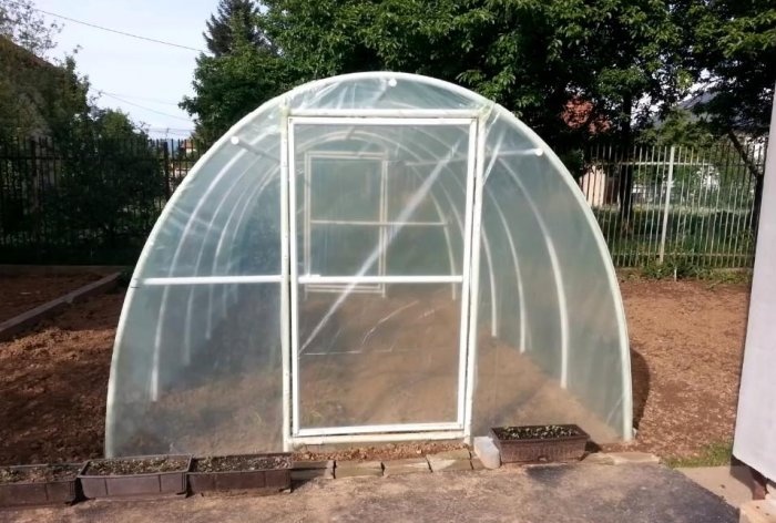 Ett enkelt växthus av PVC-rör