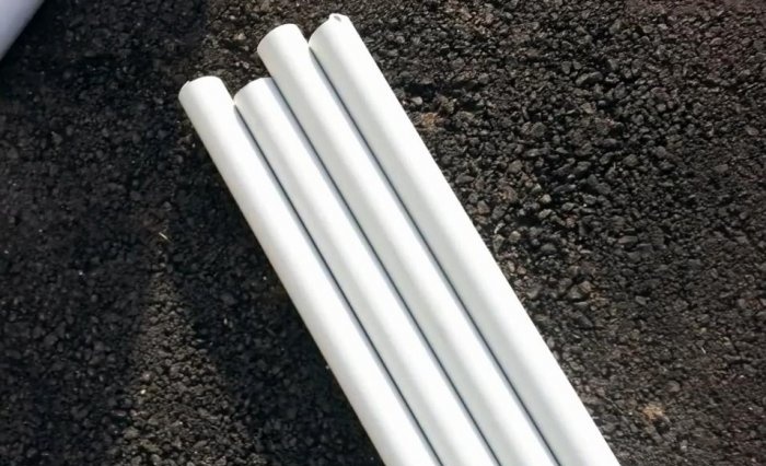 Une serre simple faite de tuyaux en PVC