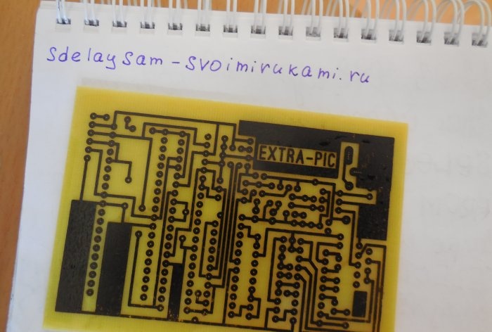 Gravure de circuits imprimés dans une solution de persulfate d'ammonium