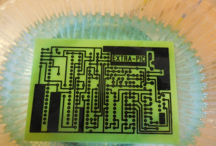 Grabado de placas de circuito impreso en solución de persulfato de amonio