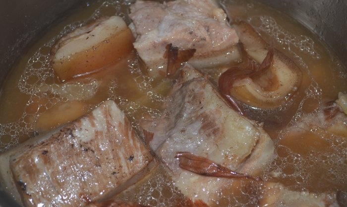 شحم الخنزير لذيذ في قشر البصل