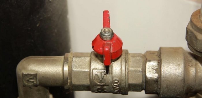 How to close a ball valve if it is stuck