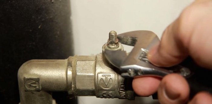 Kako zatvoriti kuglasti ventil ako se zaglavio