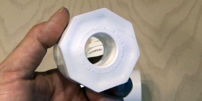 Ventilatora gaisa caurule, kas izgatavota no santehnikas veidgabaliem
