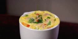 Cara memasak telur dadar dalam mug