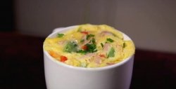 Comment faire cuire une omelette dans une tasse