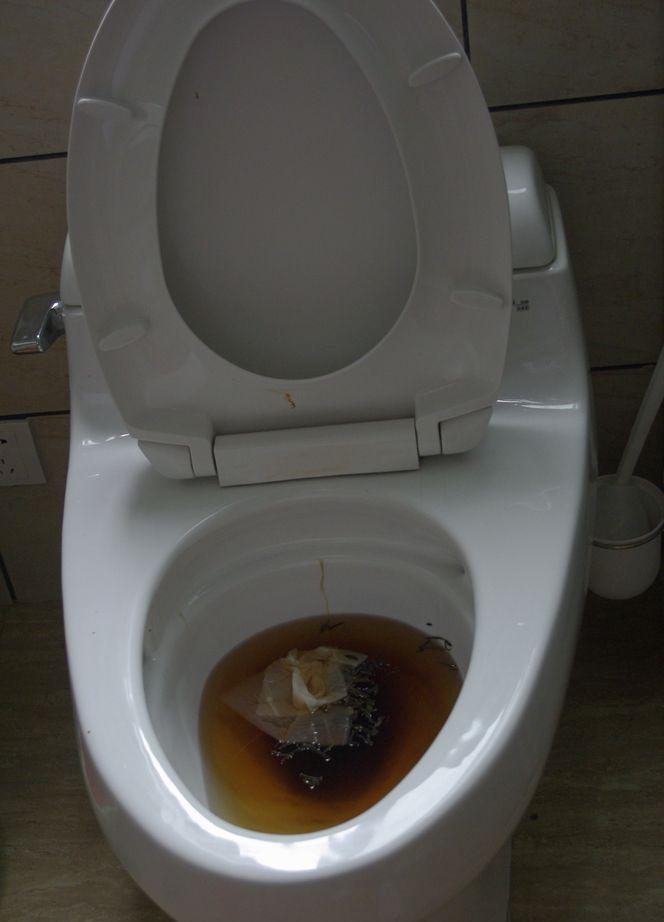 How to unclog a clogged toilet without a plunger