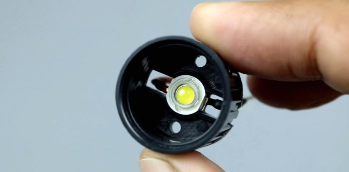 Zelfgemaakte superheldere mini LED-zaklamp