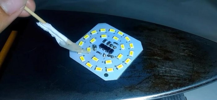 Quick desoldering of SMD components using an iron