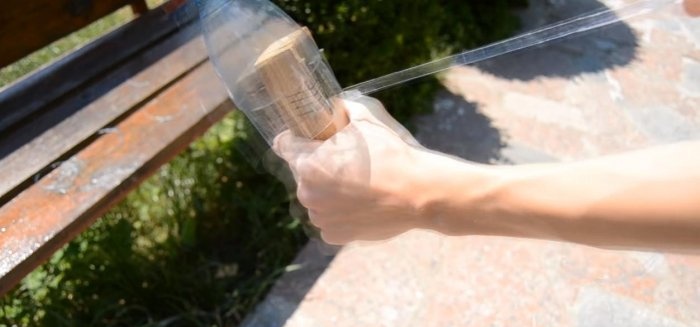 Anordning för att skära plastflaskor i remsor