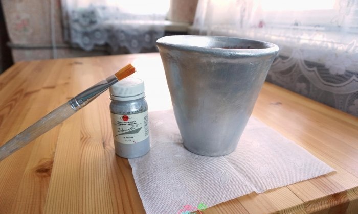 How to Renew a Clay Flower Pot