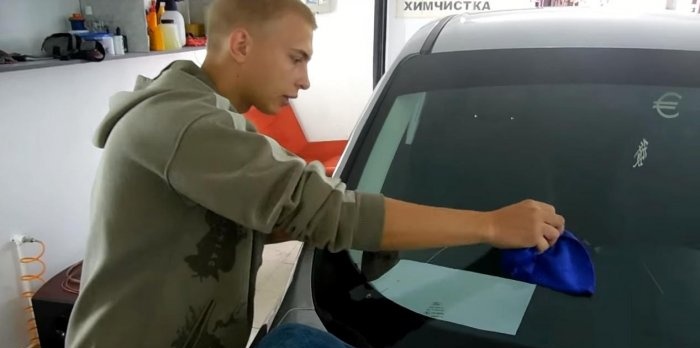 Hoe een scheur in de voorruit van een auto te repareren