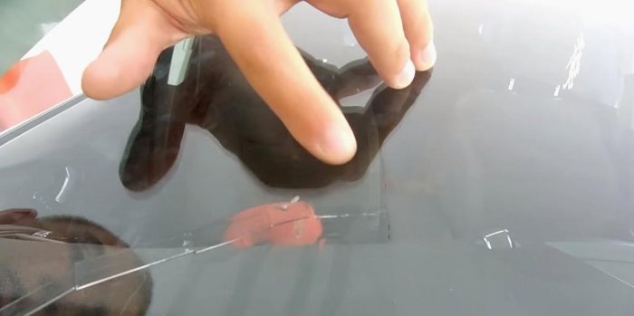 So reparieren Sie einen Riss in der Windschutzscheibe eines Autos