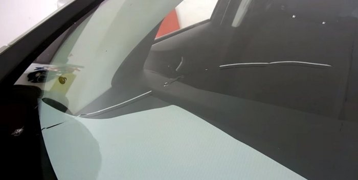 How to repair a crack in a car windshield