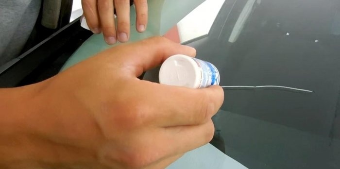 Hvordan reparere en sprekk i en bilfrontrute
