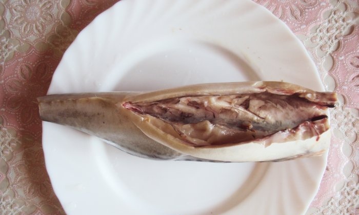 Caballa al horno en papel de aluminio en el horno.