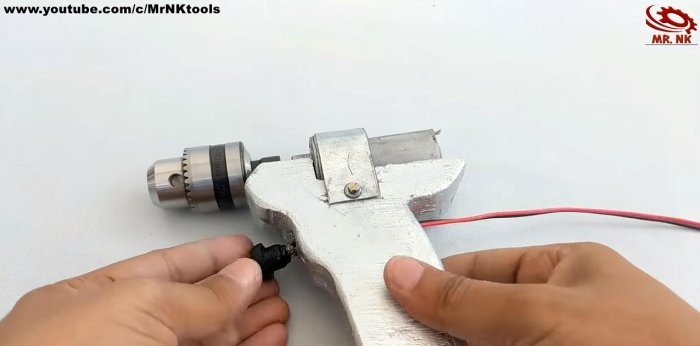 كيفية صنع مفك براغي من قطع الخردة