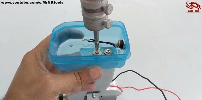 Hoe maak je een schroevendraaier van schrootonderdelen