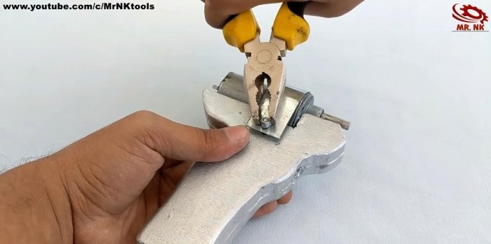 Como fazer uma chave de fenda com peças de sucata