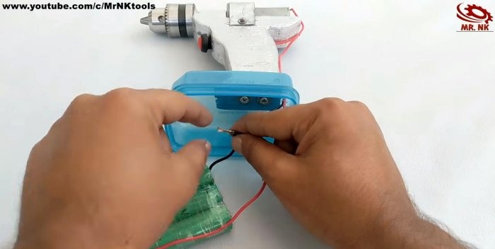 Hoe maak je een schroevendraaier van schrootonderdelen