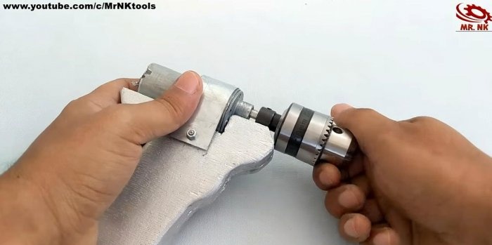 Wie man aus Schrottteilen einen Schraubenzieher herstellt