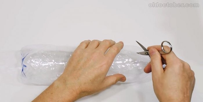 Cuchillo para cortar cinta de botellas de plástico.