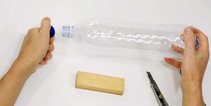 Coltello per tagliare il nastro dalle bottiglie di plastica