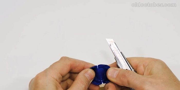 Couteau pour couper du ruban adhésif dans des bouteilles en plastique