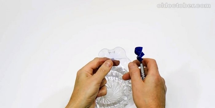 Coltello per tagliare il nastro dalle bottiglie di plastica