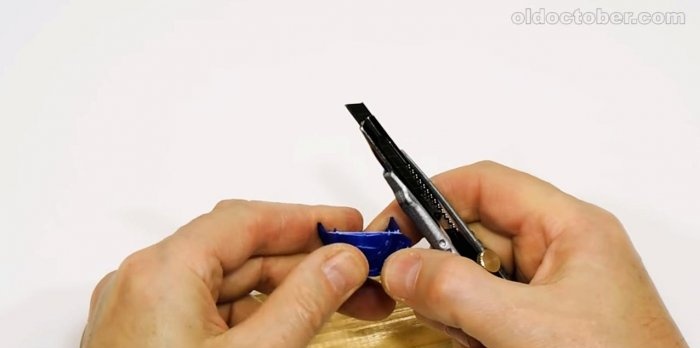 Нож за рязане на тиксо от пластмасови бутилки