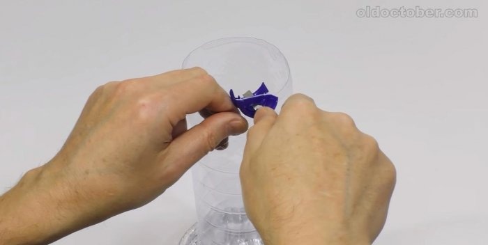 Pisau untuk memotong pita daripada botol plastik