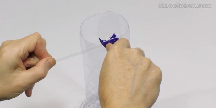 Dao cắt băng dính từ chai nhựa