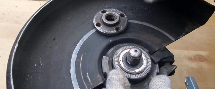 An easy way to unscrew the nut of an angle grinder