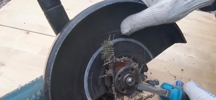 An easy way to unscrew the nut of an angle grinder