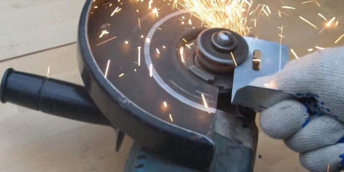 Isang madaling paraan upang i-unscrew ang nut ng isang angle grinder