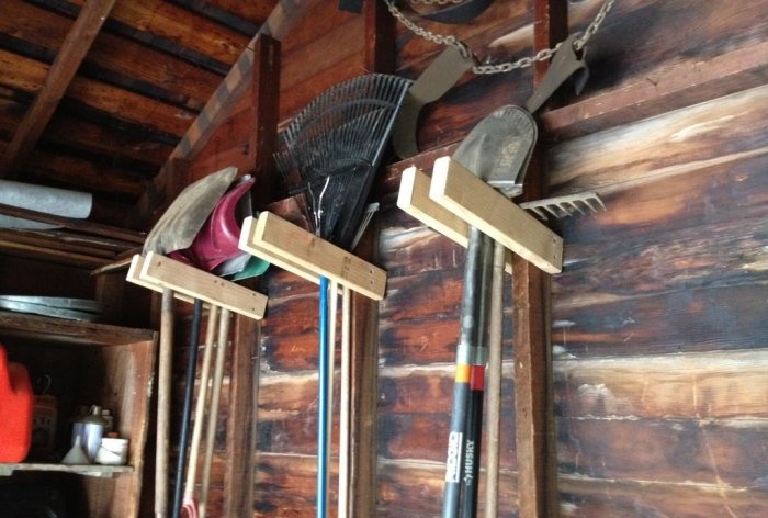 Cintre à outils simple dans le garage