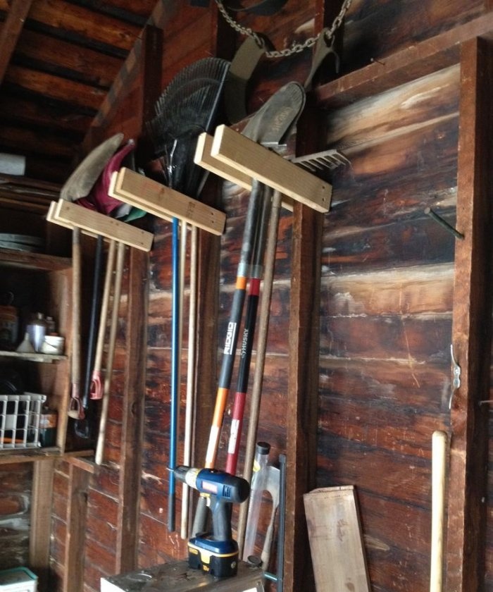 Colgador de herramientas sencillo en el garaje.