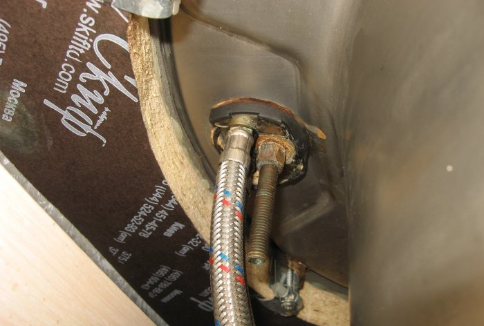 Înlocuirea cutiei axului robinetului de pe mixer